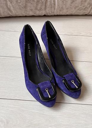 Замшеві туфлі nine west із пряжкою замшевые туфли-лодочки бренда nine west с декоративной пряжкой на мыске