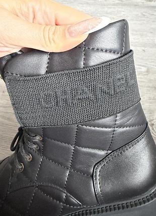 Чорні стьобані ботинки в стилі chanel