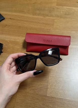 Чорні сонцезахисні окуляри guess