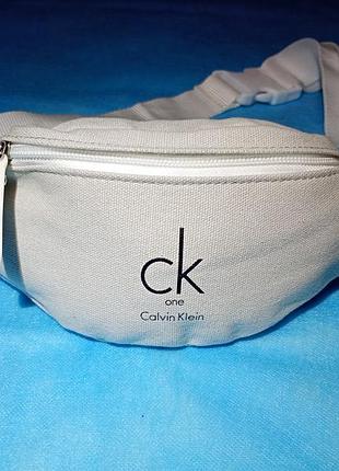 Поясна сумка (бананка) calvin klein ck one у світло-сірому (бежевому) кольорі.