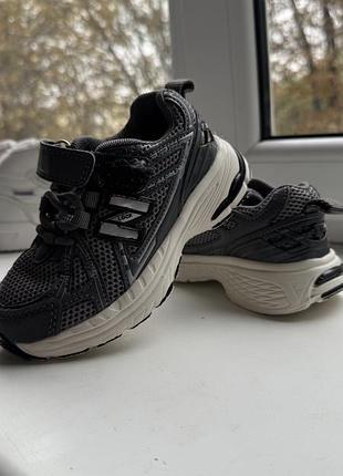 Дитячі кросівки 👟🖤  стильні чорні кросівки для дитини. зручні та легкі, з фіксацією на липучці . ⚠️ є потертості та сліди носіння спереду на носочках