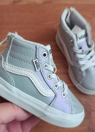 Оригинальные vans р21 длина стельки по факту 13см
ц370грн