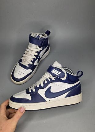 Высокие кеды nike court borough mid 2 (gs) в расцветке белого и темно-синего цветов (white/signal blue/blue void