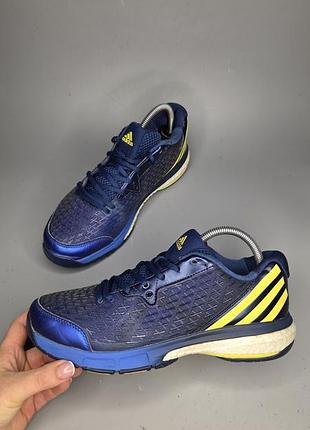 Синие кроссовки adidas energy volley boost с ярко-желтыми фирменными полосками и подошвой boost