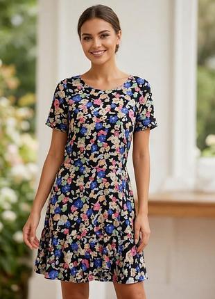 Ніжна та жіночна сукня з квітковим принтом від бренду m&s collection (marks & spencer) — ідеальний вибір для повсякденного гардероба