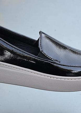 Легенькі жіночі туфлі лофери на пінці натуральний лак