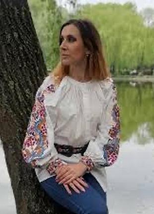 Натуральна блуза з вишивкою та пишними рукавами
