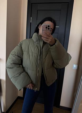 Куртка пуфер хакі bershka жіноча вкорочена куртка пуфер хакі оливкова куртка пуфер bershka