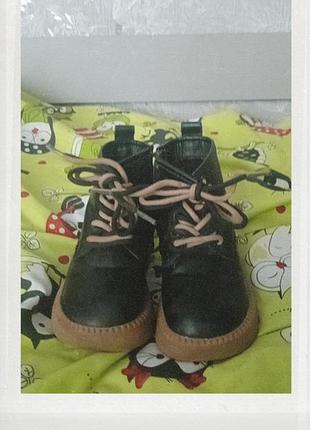 Ботинки демисезонные на девочку 👢
🖤 черные yuki, 26 размер
состояние нового, надели несколько раз. без дефектов.
🌸 розовые, 26 размер
маломерят 25)