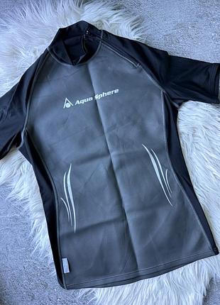 Жіноча гідромайка або рашгард з коротким рукавом від бренду aqua sphere чорно-сірого кольору.