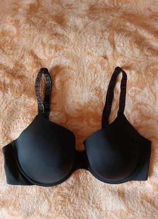 Бюстгалтер черный victoria's secret 80d на косточках с золотистой надписью на бретелях