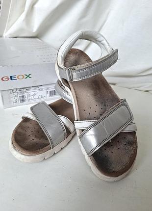 Серебристые детские босоножки 37р (23.5см) кожаные сандалии бренда geox модели soleima ортопедические с фирменной дышащей подошвой respira.