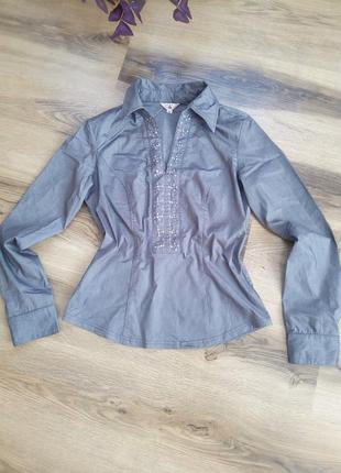 Нарядна блузка з вишивкою