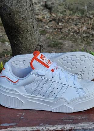 Adidas superstar bonega 2b w, артикул ig2395, колір cloud white / solar red / core white. артикул ig2395