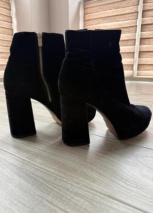 Ботильйони stradivarius глибокого чорного кольору 2