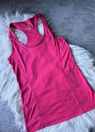 Яскраво-рожева спортивна майка-борцовка бренду puma з логотипом на грудях