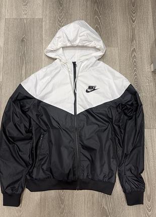 Вітровка nike , у біло - чорному кольорі , в розмірі м