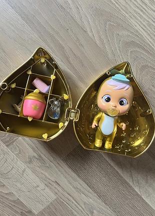 Ігровий набір-сюрприз cry babies magic golden edition від бренду imc toys (артикул 93348) із золотавим пупсом усередині капсули у формі сльози. пупсик