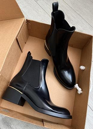Челсі zara на підборах з металевим декором 36