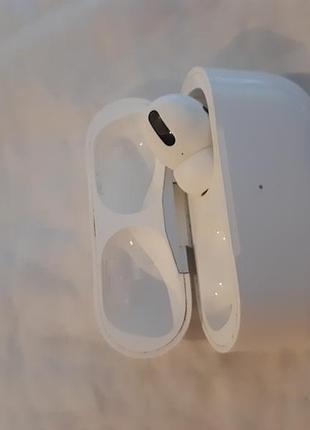 Airpods pro ( в кейсе один наушник)
является неуличнее репление при прослушивании 5