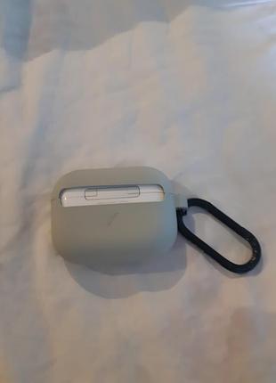 Airpods pro ( в кейсе один наушник)
является неуличнее репление при прослушивании 2