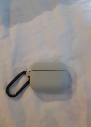 Airpods pro ( в кейсе один наушник)
является неуличнее репление при прослушивании 3