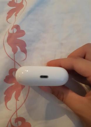 Airpods pro ( в кейсе один наушник)
является неуличнее репление при прослушивании 6