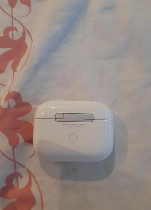 Airpods pro ( в кейсе один наушник)
является неуличнее репление при прослушивании 4