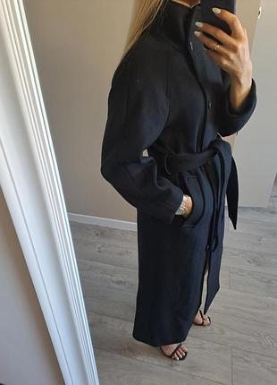 Черное шерстяное пальто zara с высоким воротником