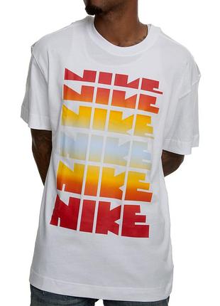 Біла футболка з яскравим лого nike
