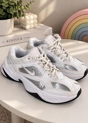 Стильні жіночі кросівки nike w m2k tekno ess білосніжна верхня частина, зі стильними сріблястими елементами, виконана з високоякісної шкіри.