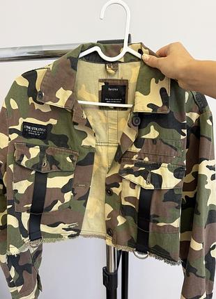 Укорочена камуфляжна куртка bershka the utility / кроп-куртка мілітарі xs-s