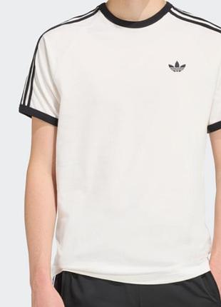 Белая футболка adidas originals с черным логотипом-трилистником на груди и фирменными полосками на рукавах на 13-14 лет