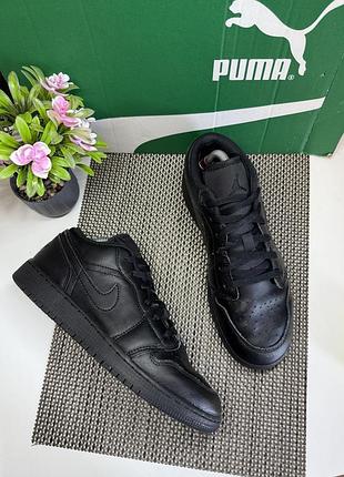 Оригінальні кросівки шкіряні jordan