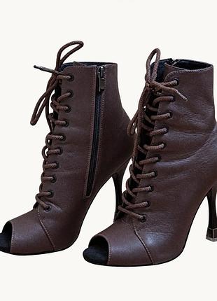 Хілси world of heels