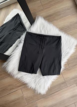 Жіночі спортивні шорти nike
