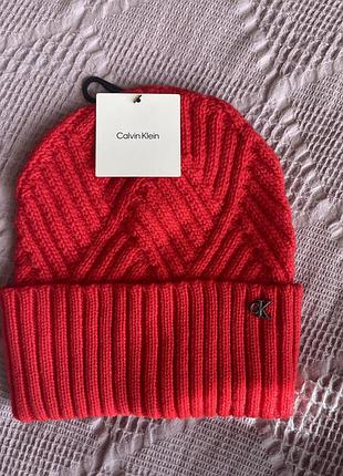 Яскрава шапка від calvin klein 2