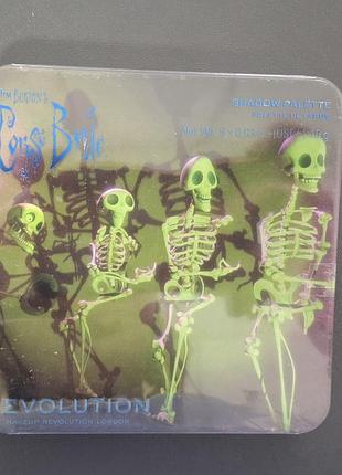 Corpse bride x makeup revolution, палетка тіней grave misunderstanding 3