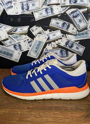 Кросівки adidas, чоловічі, мають темно синій колір з білими та помаранчевими смужками, розмір 44, розмір устілки 27 сантиметрів.