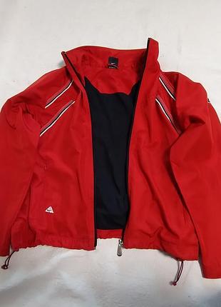 Оригинальный!
красная женская куртка-ветровка nike acg