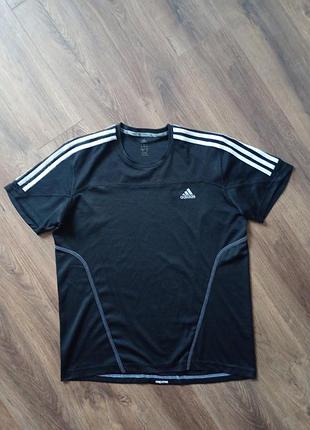 Брендова футболка adidas.