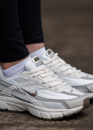 Женские кроссовки nike initiator phantom white белые удобные спортивные найк инитиатор качественные повседневные на весну лето