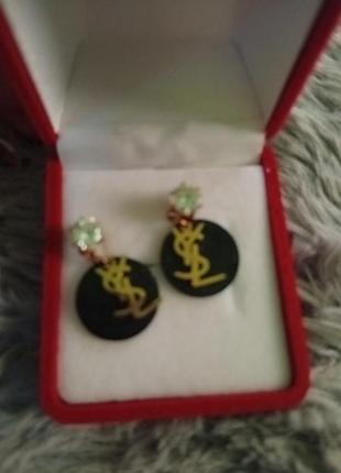 Серьги известного бренда.