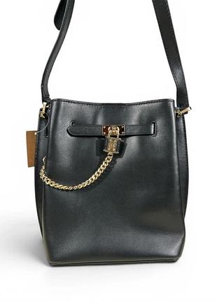 Шкіряна жіноча сумка michael kors hamilton legacy medium leather messenger bag (модель у силуеті відра ) у чорному кольорі з золотистою фурнітурою.