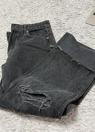Джинси zara чорні з вирізами на колінах і підкатом
