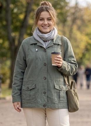 Зелена котонова куртка у стилі сафарі/мілітарі з накладними кишенями та ґудзиками