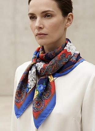 Яскрава шовкова хустка