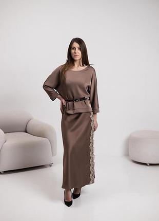 Женская атласная юбка «доминика» мокко с кружевом и разрезом размеры от 42 до 52