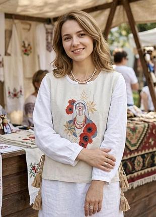 Вышитая молодежная манижка из льна молочного цвета с аутентичной вышивкой и завязками в боковых швах размеры s, m, l.