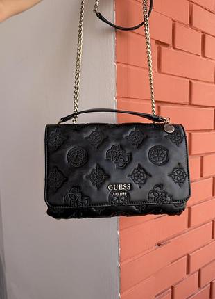 Шикарна сумка guess chic- оригінал, жіноча, у чорному кольорі з об’ємним тисненням монограми бренду, через плече